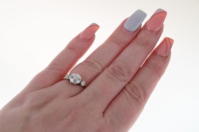 Lot 115 - Three stone diamond ring