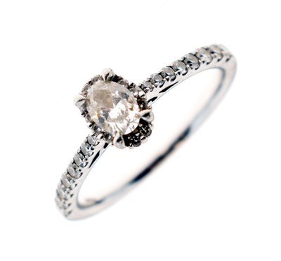 Lot 1 - Diamond set platinum ring