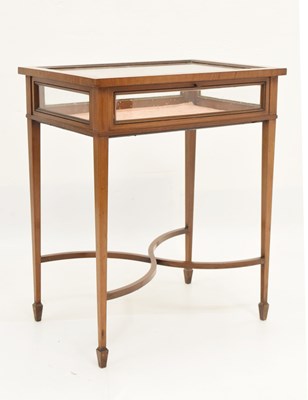 Lot 678 - Early 20th century inlaid mahogany and satinwood bijouterie or vitrine table