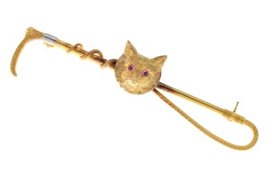 Lot 45 - 9ct gold bar brooch in the form of a riding crop