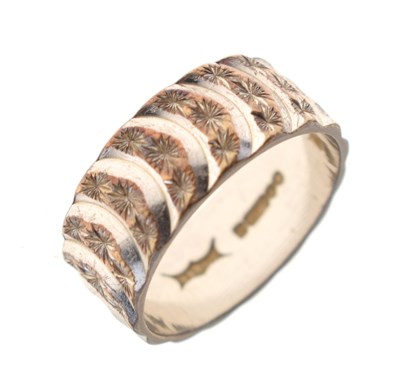 Lot 24 - 9ct white gold patterned wedding ring
