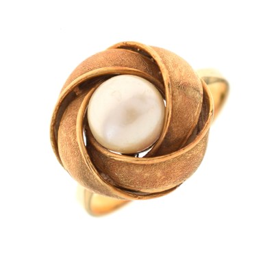 Lot 16 - Cultured pearl single stone ring