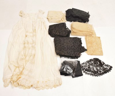 Lot 605 - Mixed quantity of white and black lace