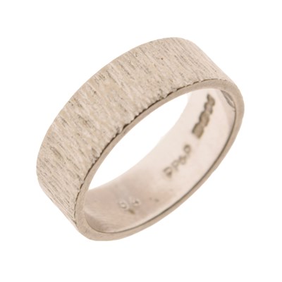 Lot 25 - 18ct white gold wedding band