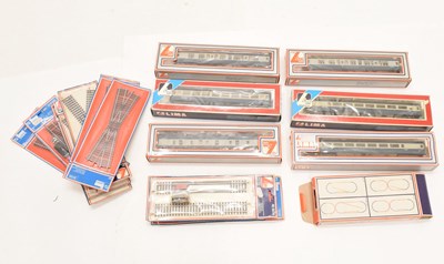 Lot 359 - Lima - Group of 00 gauge railway train set carriage and track