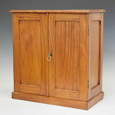 Lot 320 - Edwardian mahogany and satinwood table cabinet