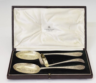 Lot 222 - Victorian cased silver strawberry serving set