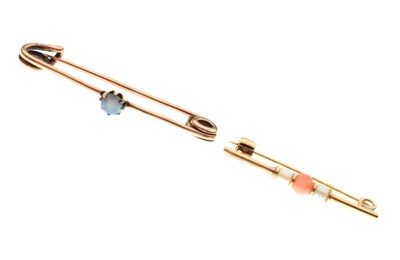 Lot 47 - Two 9ct gold bar brooches