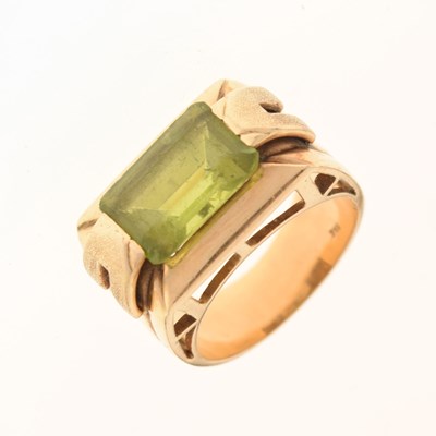 Lot 15 - Gentleman's dress ring set step cut peridot