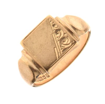 Lot 14 - Gentleman's 9ct gold signet ring