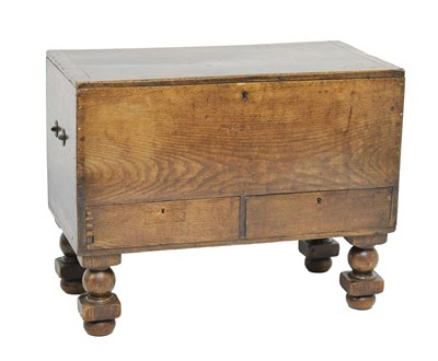 Lot 641 - 20th century oak blanket box