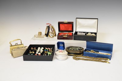 Lot 134 - Small quantity of costume jewellery