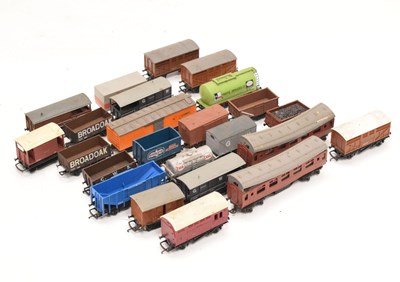 Lot 341 - Large quantity of 00 gauge railway train set wagons and rolling stock