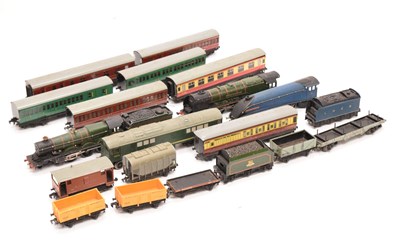 Lot 332 - Group of Hornby Dublo 00 gauge railway train set items