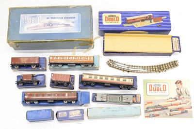 Lot 336 - Hornby Dublo - Twenty-seven boxed 00 gauge wagons/rolling stock