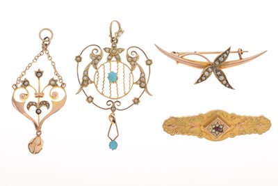 Lot 36 - Two Edwardian 9ct gold pendants