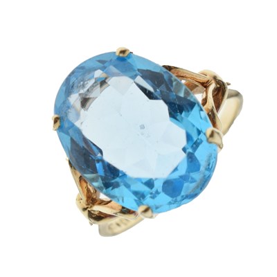 Lot 21 - Dress ring set large facetted blue stone