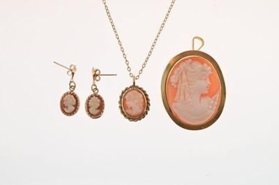 Lot 66 - Yellow metal shell cameo brooch