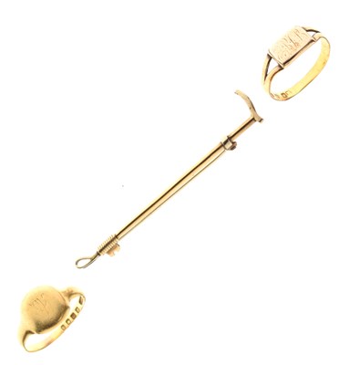 Lot 34 - '9ct' riding crop brooch