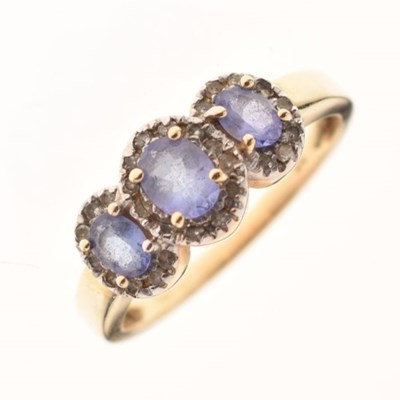 Lot 38 - Diamond and blue stone cluster ring
