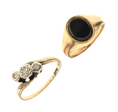 Lot 66 - 9ct gold signet ring