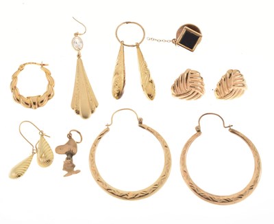 Lot 37 - Small quantity of 9ct and unmarked yellow metal earrings