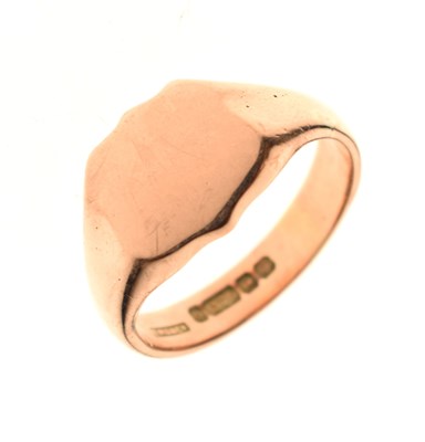 Lot 59 - 9ct gold signet ring