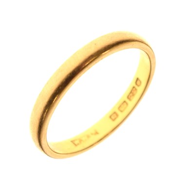 Lot 60 - 22ct gold wedding band