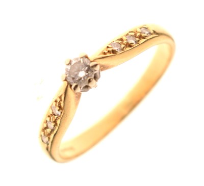 Lot 8 - 18ct gold single stone diamond ring