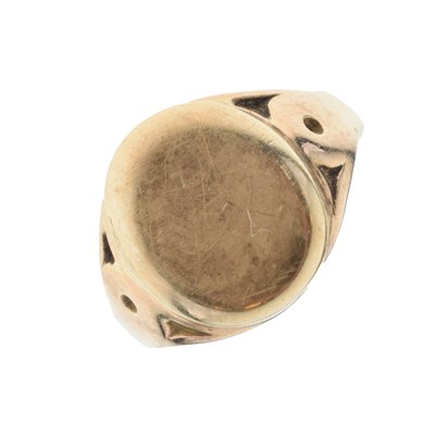 Lot 27 - Gentleman's gold signet ring