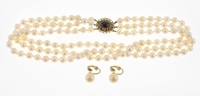 Lot 49 - Triple-strand cultured pearl necklace