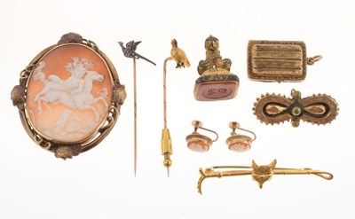 Lot 30 - Small group of yellow metal jewellery