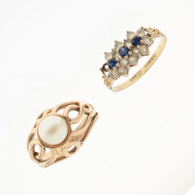 Lot 24 - 9ct ring set blue and white stones