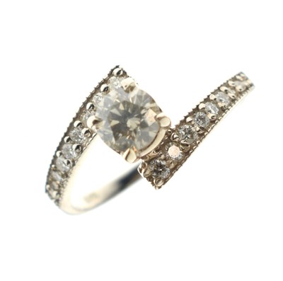 Lot 20 - Diamond crossover ring