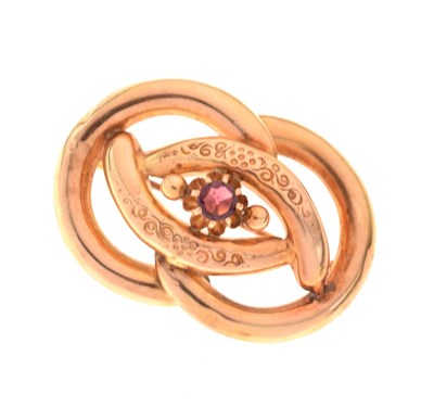 Lot 44 - Yellow metal interlaced brooch set garnet-coloured stone