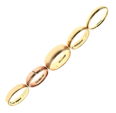 Lot 81 - Five 9ct gold wedding bands