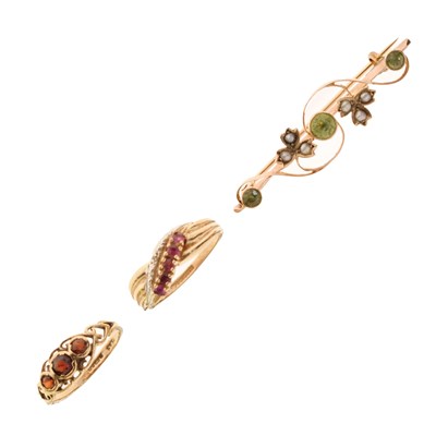 Lot 39 - 9ct gold ring set three garnet-coloured stones