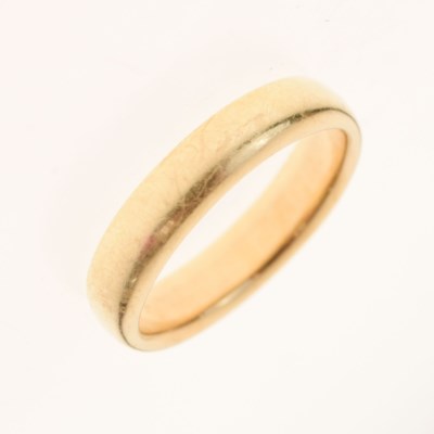 Lot 27 - 18ct gold wedding band