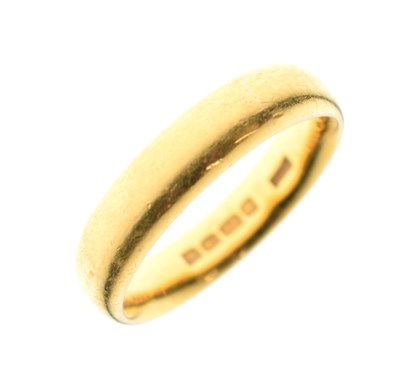 Lot 29 - 22ct gold wedding band