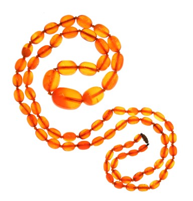 Lot 140 - Amber bead necklace
