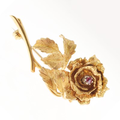 Lot 45 - 18ct gold brooch in the form of a flower