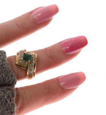Lot 12 - 9ct gold dress ring set single square cut emerald
