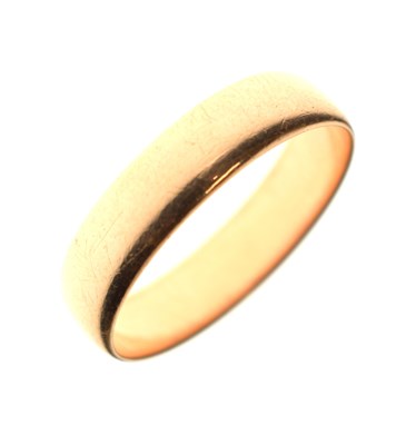 Lot 40 - Unmarked yellow metal wedding band