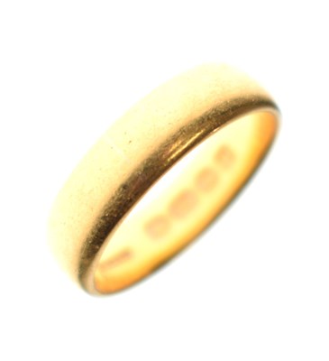 Lot 41 - 22ct gold wedding band
