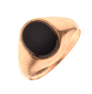 Lot 42 - 9ct gold black onyx signet ring