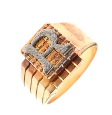 Lot 32 - Yellow metal modernist design signet ring