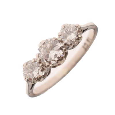 Lot 4 - Three-stone diamond ring