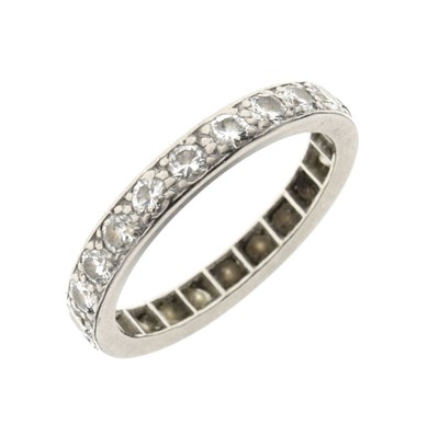 Lot 6 - Twenty-two stone diamond eternity ring