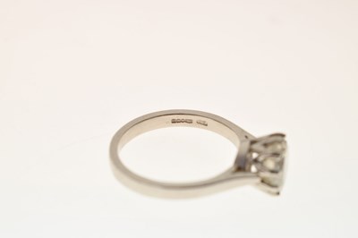 Lot 5 - Diamond solitaire platinum ring