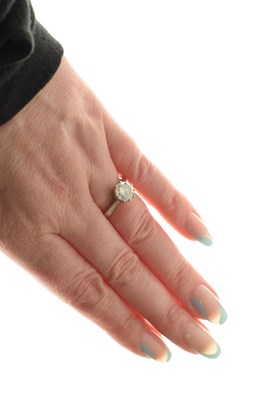 Lot 5 - Diamond solitaire platinum ring
